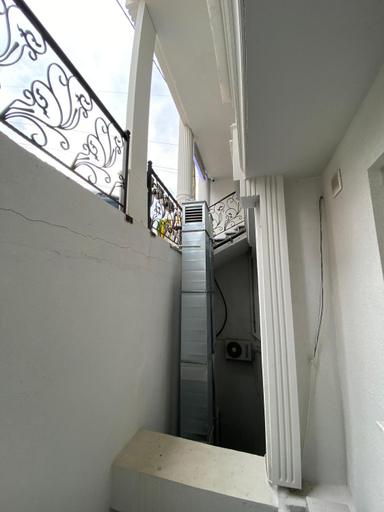 Others 5, White House Apart, Merkez