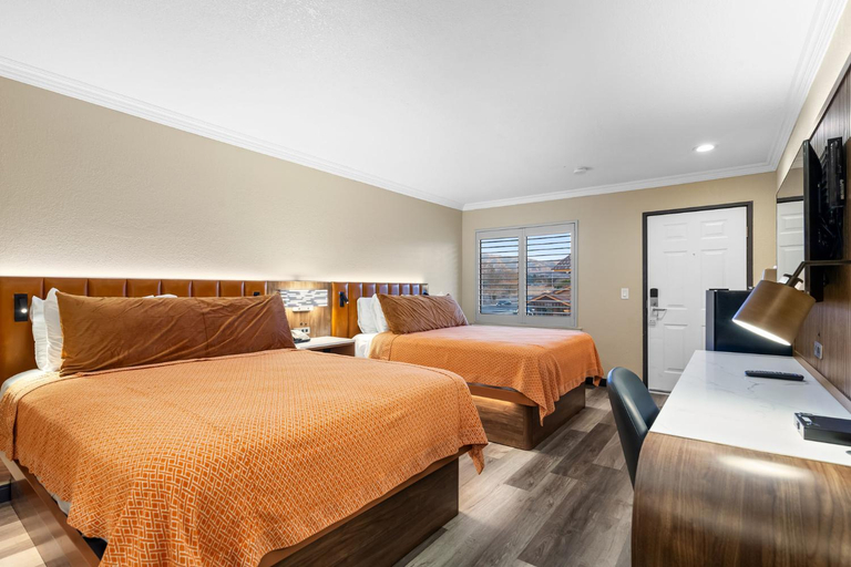 Bedroom 2, Santa Clarita Motel, Los Angeles