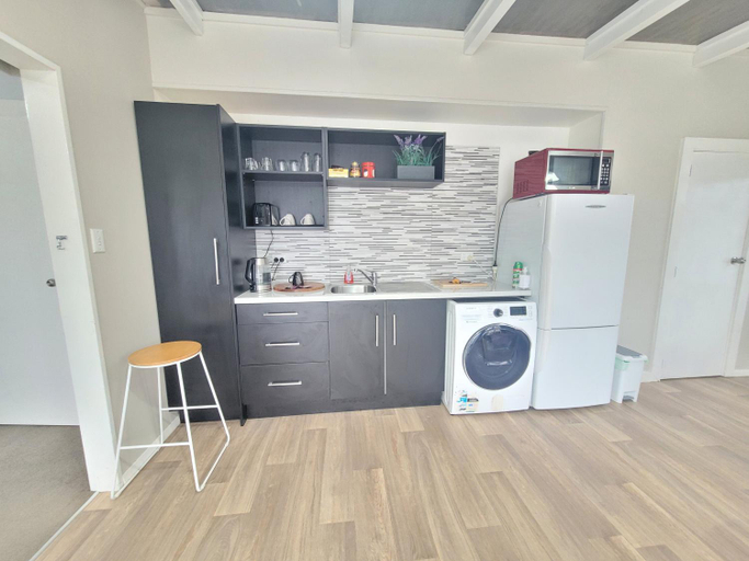 Others 4, Deluxe 1 BEDROOM with Ensuite Central UH Flat B, Upper Hutt