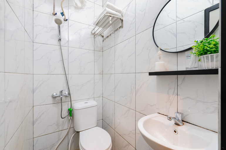 Bathroom 3, Urbanview Trans Hotel Batam by RedDoorz, Batam