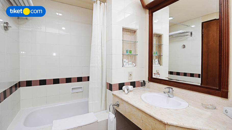 Bathroom 4, Puri KIIC Golf View Hotel, Karawang