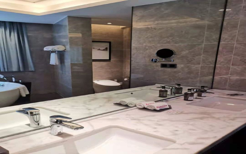 Bathroom, Ramada by Wyndham Xianning Xishan Mountain, Xianning