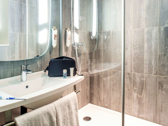 Bathroom 4, ibis Moulins South, Allier