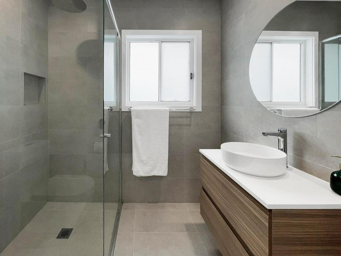 Bathroom 2, Coastline Cove: Modern Townhome Oasis, Shellharbour