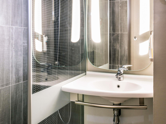 Bathroom 5, ibis Bourg-en-Bresse, Ain