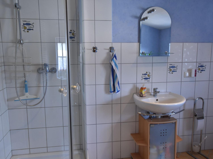 Bathroom 2, Grosszugig wohnen in Wendelstorf, Rostock