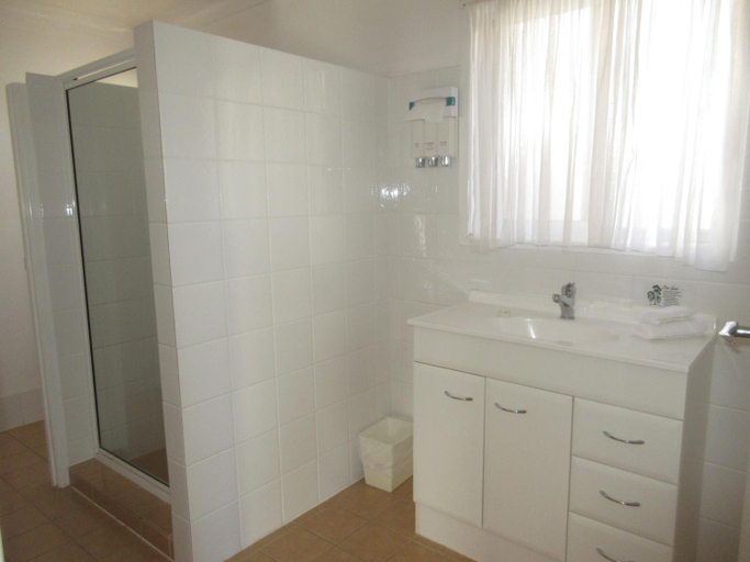 Bathroom 4, Riviera on Ruthven Motel, Toowoomba - Central
