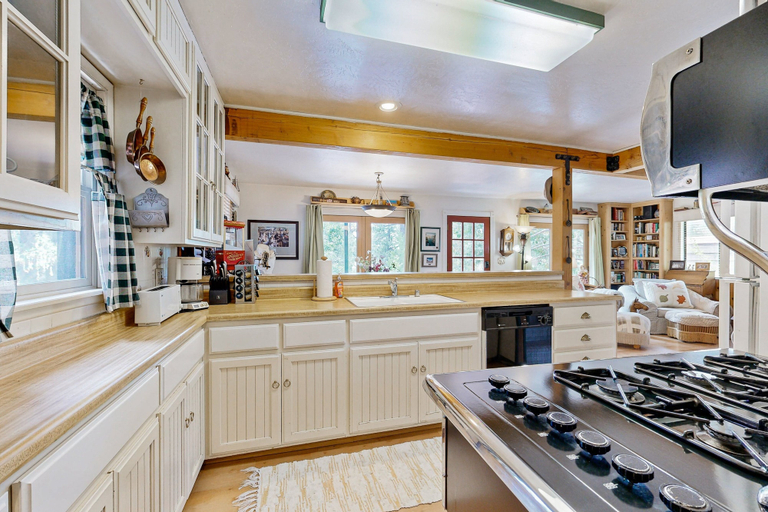 Private kitchen 2, Rooster's Den #710, San Bernardino