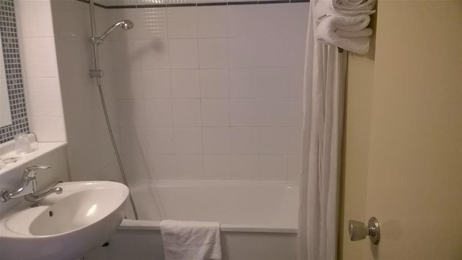 Bathroom 3, Hotel Kyriad Mulhouse Est - Lutterbach, Haut-Rhin