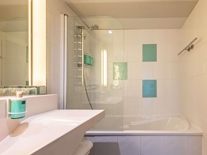 Bathroom 5, Novotel Dijon Sud, Côte-d'Or