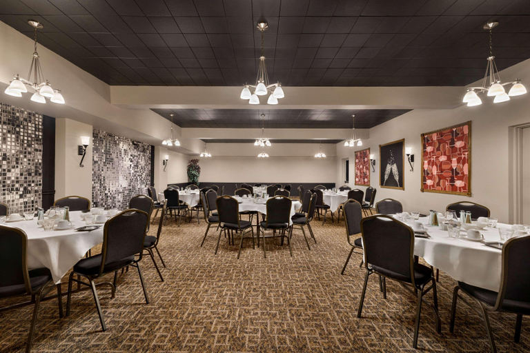 Food & Drinks 5, Super 8 By Wyndham Sarnia, Lambton