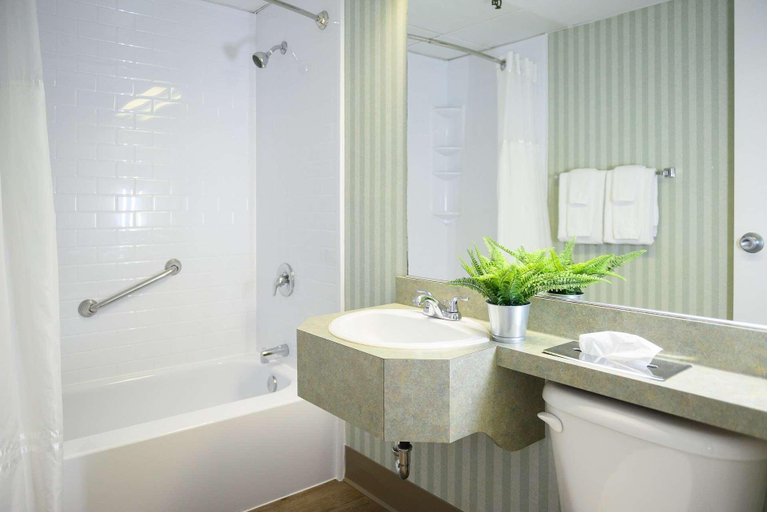 Bathroom 4, Rodd Grand Yarmouth Hotel, Yarmouth