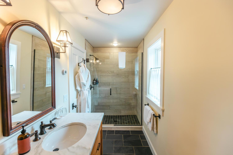 Bathroom 5, Hill Farm Inn - Manchester, Bennington