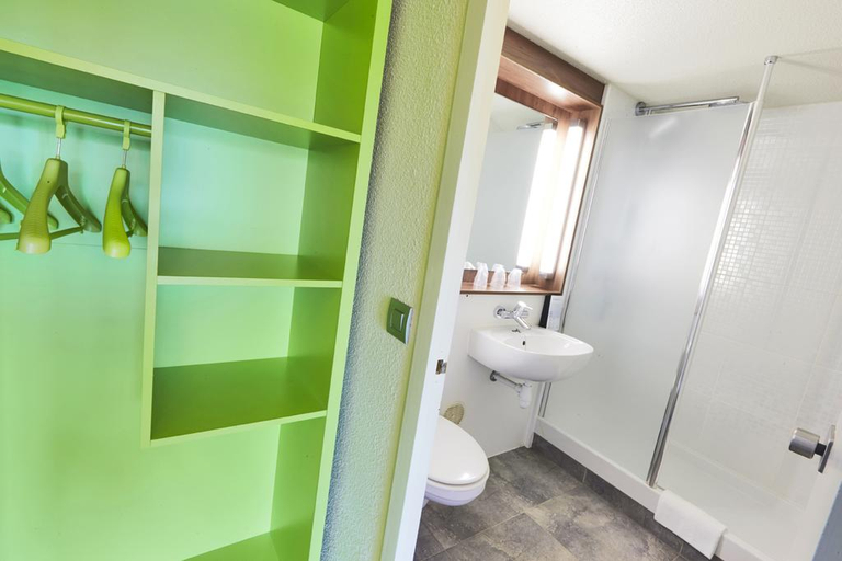 Bathroom 4, Campanile Melun Vert St Denis, Seine-et-Marne