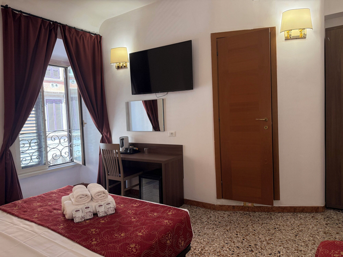 Bedroom 2, Grand Gaeta, Rome