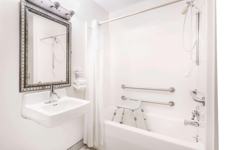 Bathroom 4, Baymont by Wyndham LaGrange, Troup