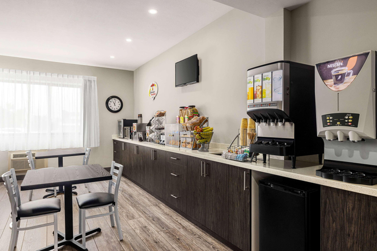 Food & Drinks 4, Super 8 By Wyndham Sarnia, Lambton