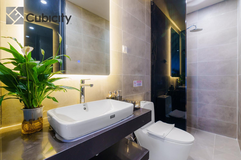 Bathroom 3, Cubicity Wall Street House, District 1