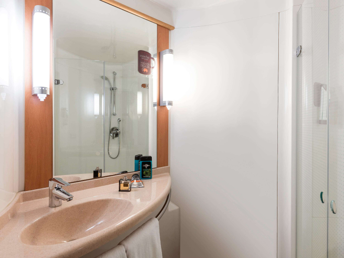 Bathroom 4, ibis Montbéliard, Doubs