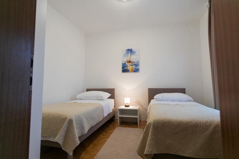 Others 2, Apartmani Maslina, Marina