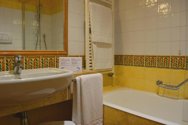 5, Tranquil Lantana Resort 2 Bedroom Apartments for 7 people, Cagliari