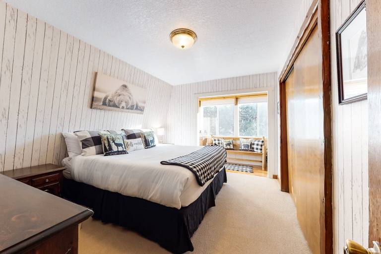 Room 5, Lazy Bear Barn #124, San Bernardino