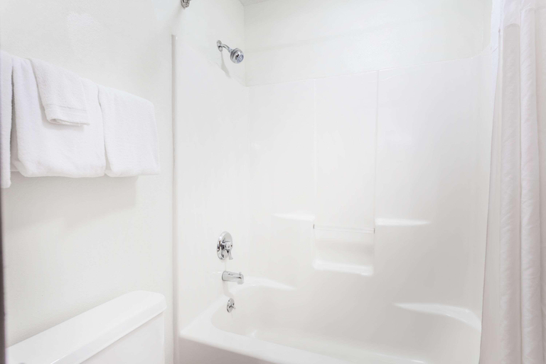Bathroom 4, Baymont by Wyndham LaGrange, Troup