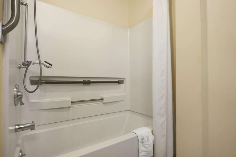 Bathroom 4, Super 8 By Wyndham Sarnia, Lambton