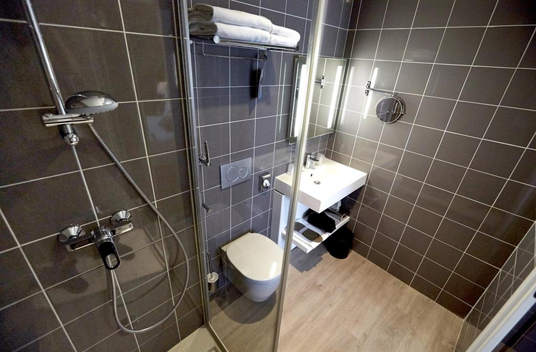 Bathroom 4, Kyriad Brest Centre, Finistère