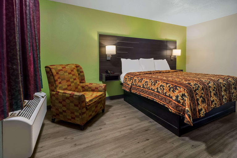 Bedroom, Rodeway Inn Conference Center, Jefferson