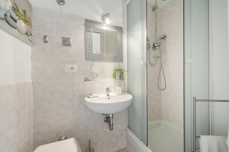 Bathroom 2, B&B Two Flowers, Rome