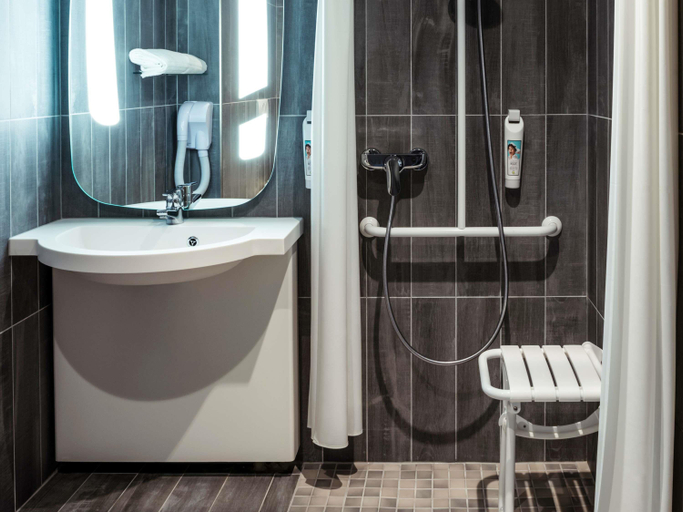 Bathroom 4, ibis Bourg-en-Bresse, Ain