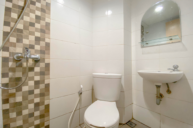 Bathroom 5, Simple Basic 1BR at The Alton Apartment By Travelio, Semarang