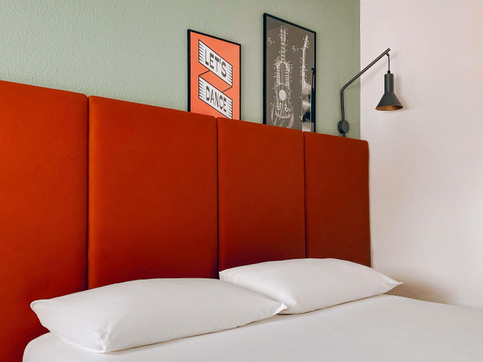 Bedroom 2, ibis Nîmes West, Gard