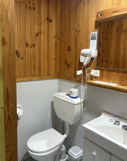 Bathroom 3, Tall Timbers Motel, Dungog