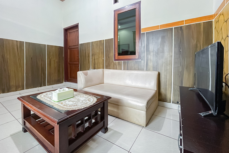Bedroom 2, RedDoorz @ Hotel Mutiara Kuningan, Kuningan