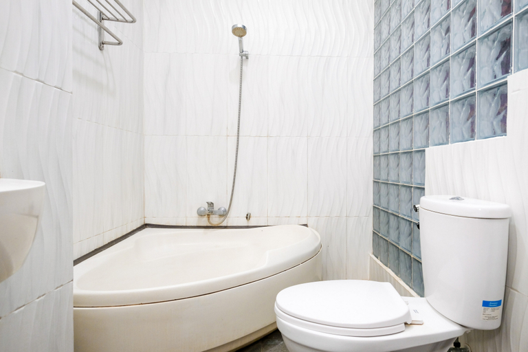 Bathroom 3, RedDoorz @ myRoom UMY, Bantul