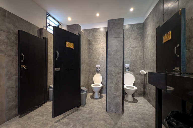 Bathroom 2, Aldea Hostel & Cafe, Capital