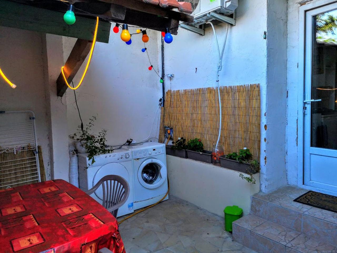 Others 2, Mini Studio de 13 m2 avec terrasse 15 mn centre Nimes, Gard