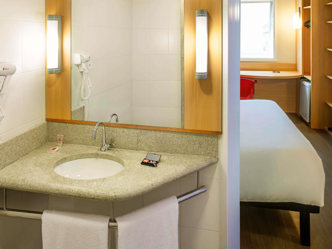 Bathroom 4, Ibis Imperatriz, Imperatriz