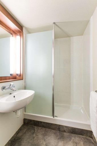 Bathroom 4, Hotel Campanile Grenoble Sud - Seyssins, Isère