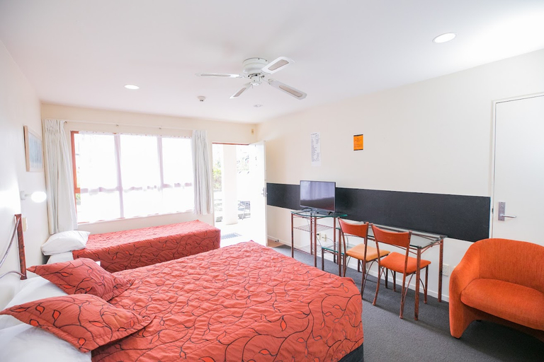 Bedroom 2, Albany Executive Motor Inn, Waitakere