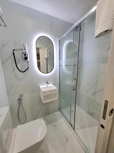 Bathroom 5, Hostal San Blas, Madrid