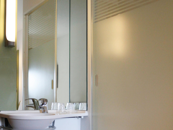 Bathroom 4, ibis budget Poitiers Centre Gare, Vienne