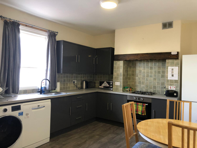 Others 2, Comfortable Modern Home,Town Center,Ground Floor,Ensuite Room D, Possible free parking, Gloucestershire