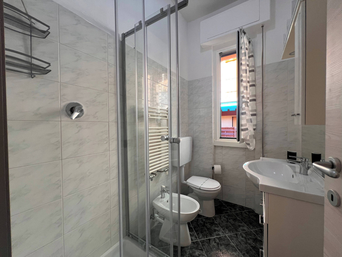 Bathroom 2, Inviting 1-bedroom flat with Balcony, Genova