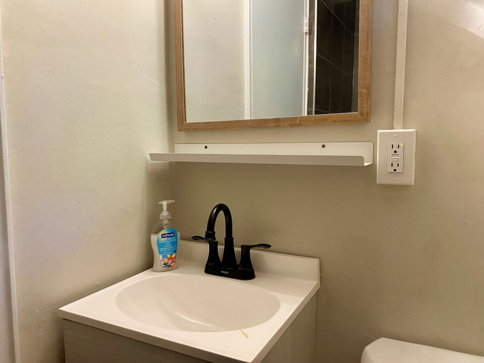 Bathroom 4, South Shore Suites, Huron