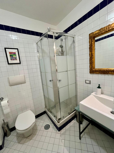 Bathroom 5, Palazzo Rota Guesthouse, Napoli