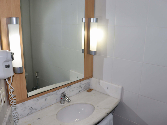 Bathroom 4, ibis Mossoro, Mossoró