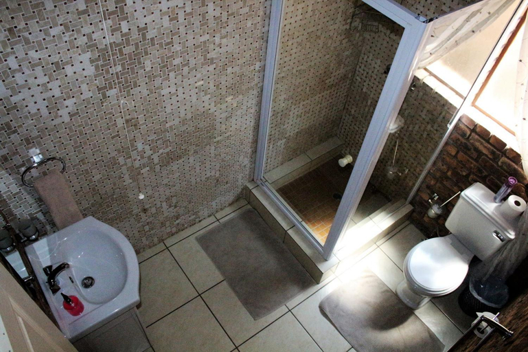 Bathroom 2, Belle Vue Guesthouse, Bojanala